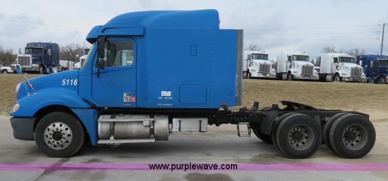 image for item B4571 2003 Freightliner Columbia semi truck