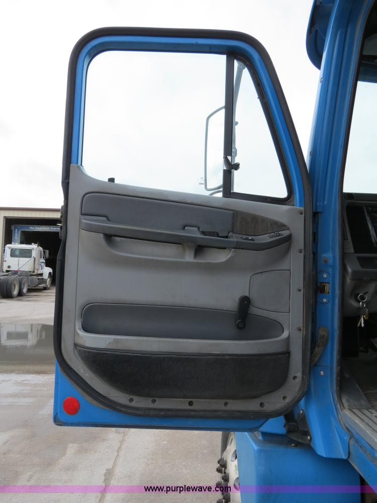 image for item B4571 2003 Freightliner Columbia semi truck