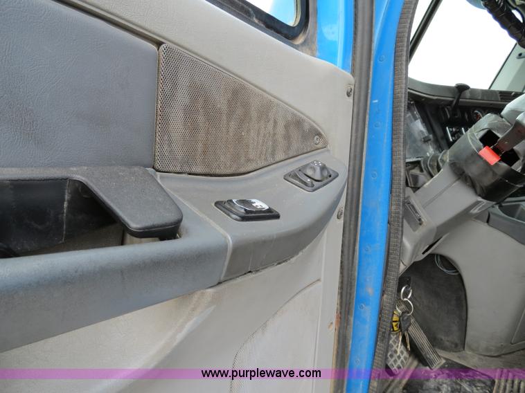 image for item B4571 2003 Freightliner Columbia semi truck