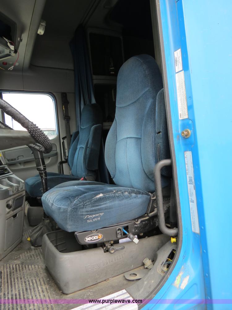 image for item B4571 2003 Freightliner Columbia semi truck