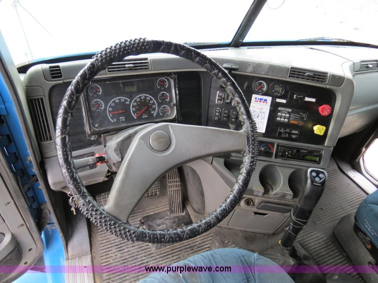 image for item B4571 2003 Freightliner Columbia semi truck