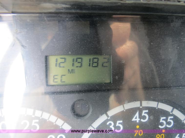 image for item B4571 2003 Freightliner Columbia semi truck