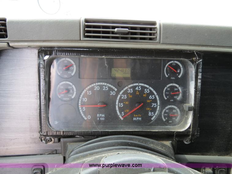 image for item B4571 2003 Freightliner Columbia semi truck