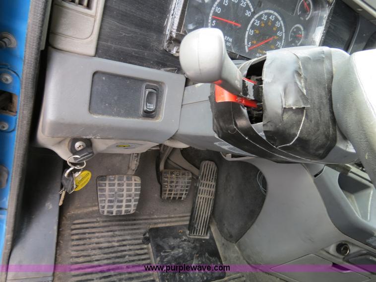 image for item B4571 2003 Freightliner Columbia semi truck