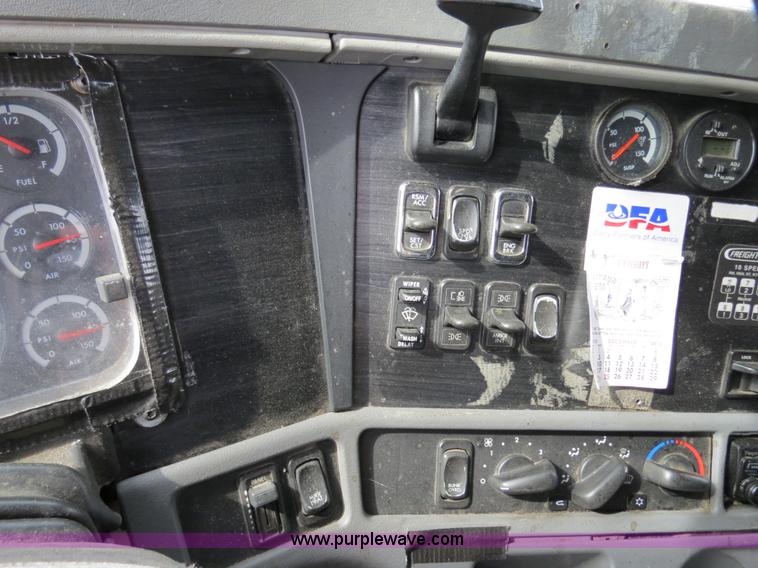 image for item B4571 2003 Freightliner Columbia semi truck