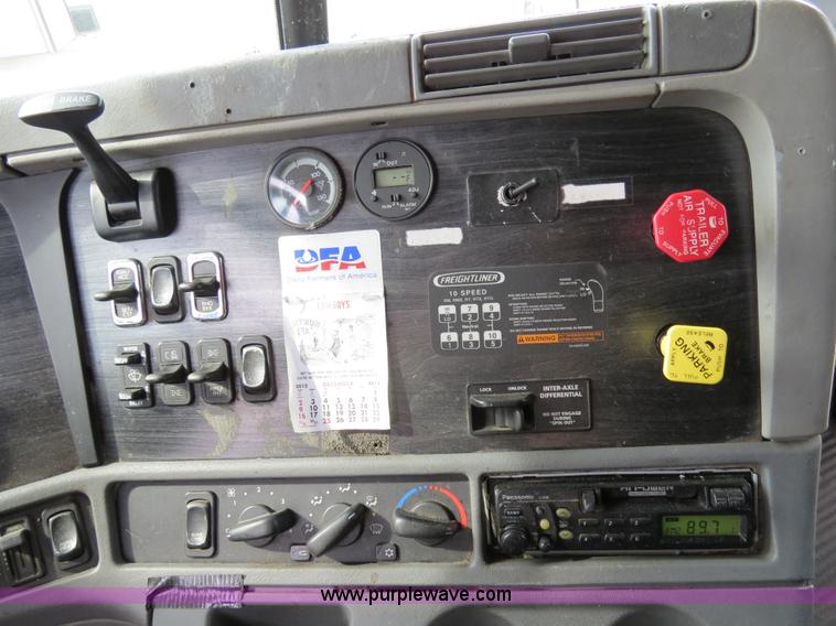 image for item B4571 2003 Freightliner Columbia semi truck