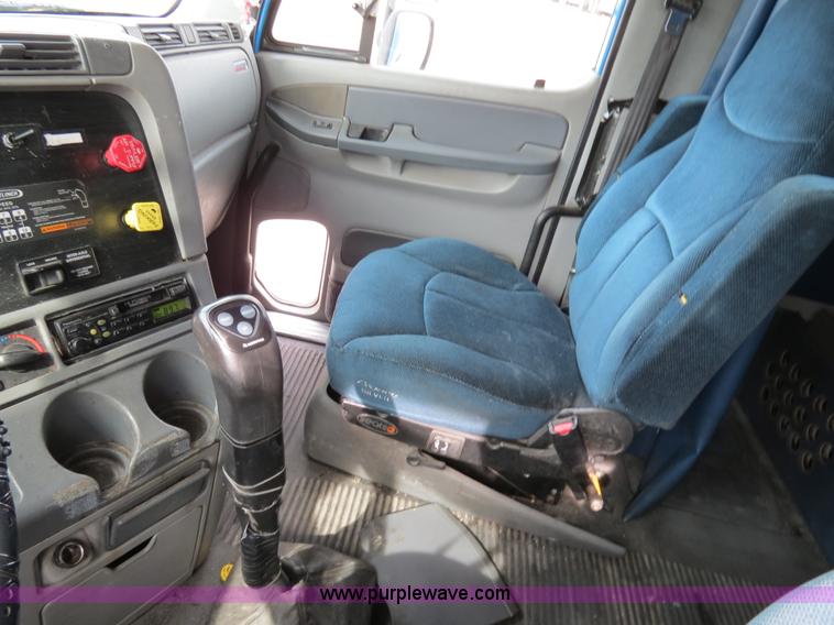 image for item B4571 2003 Freightliner Columbia semi truck