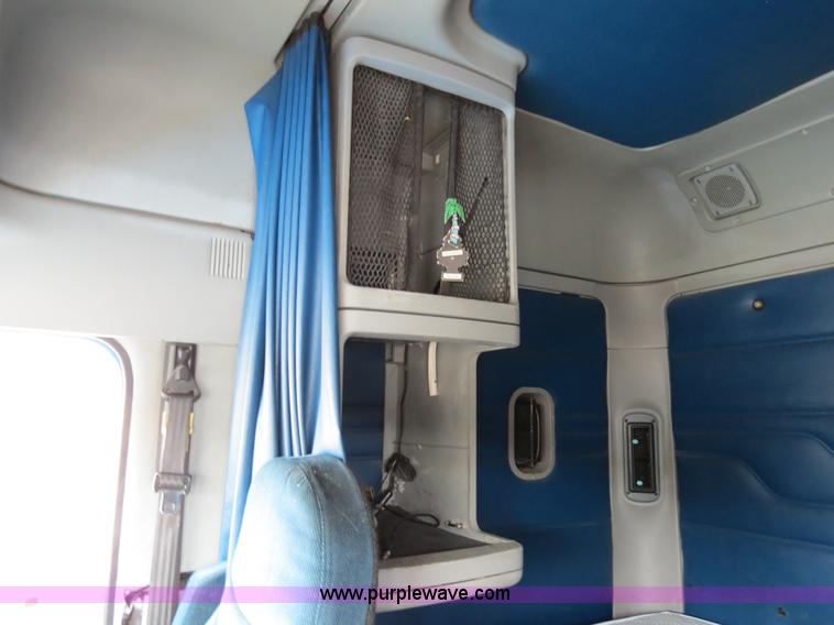 image for item B4571 2003 Freightliner Columbia semi truck