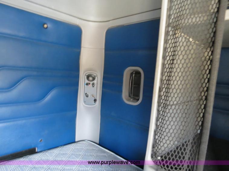 image for item B4571 2003 Freightliner Columbia semi truck