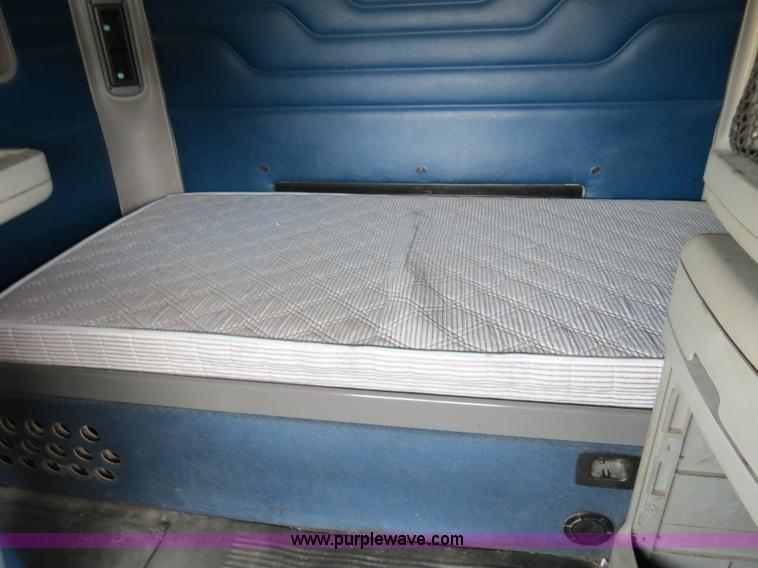 image for item B4571 2003 Freightliner Columbia semi truck