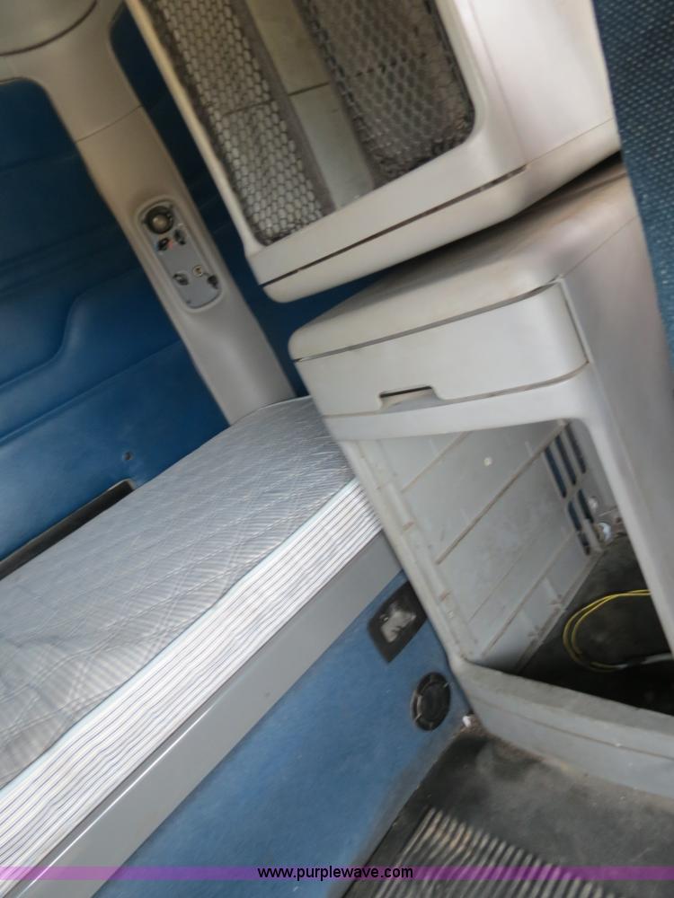 image for item B4571 2003 Freightliner Columbia semi truck