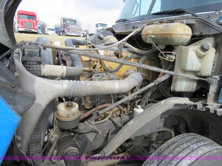 image for item B4571 2003 Freightliner Columbia semi truck