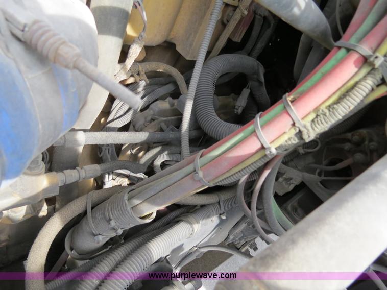 image for item B4571 2003 Freightliner Columbia semi truck