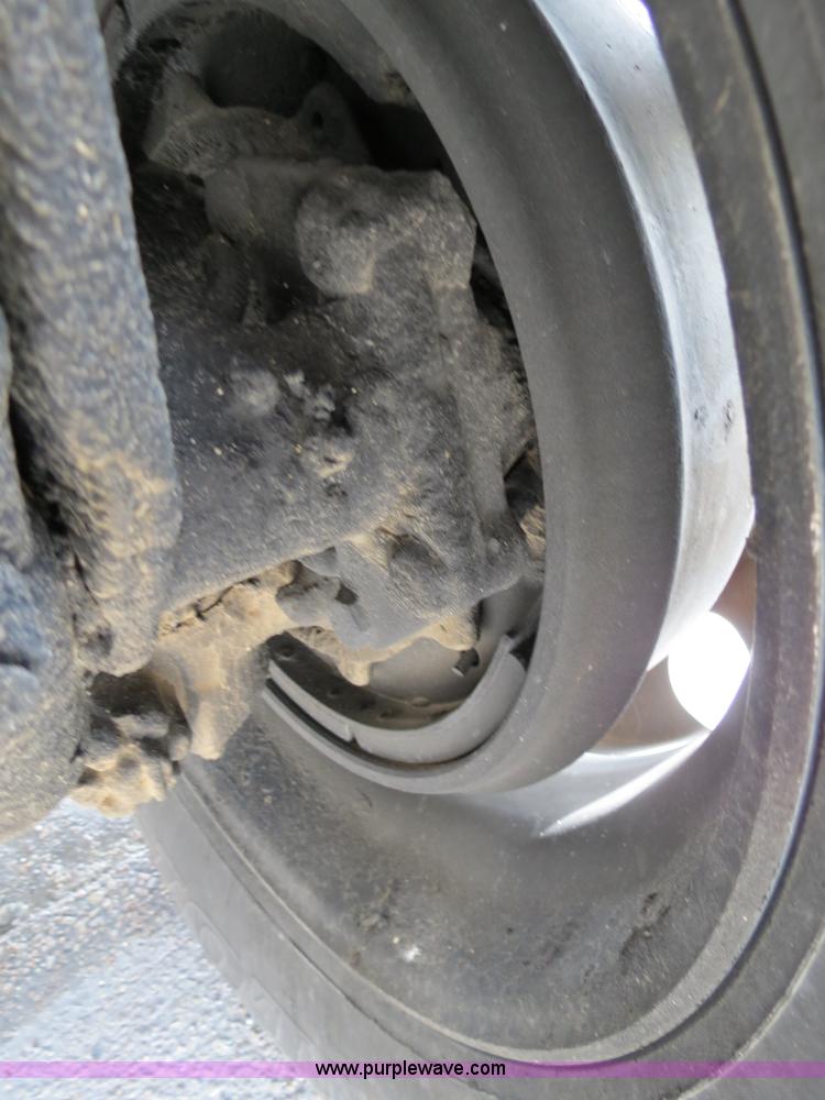 image for item B4571 2003 Freightliner Columbia semi truck