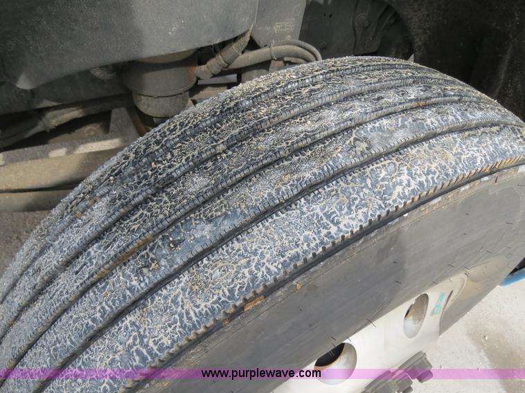 image for item B4571 2003 Freightliner Columbia semi truck