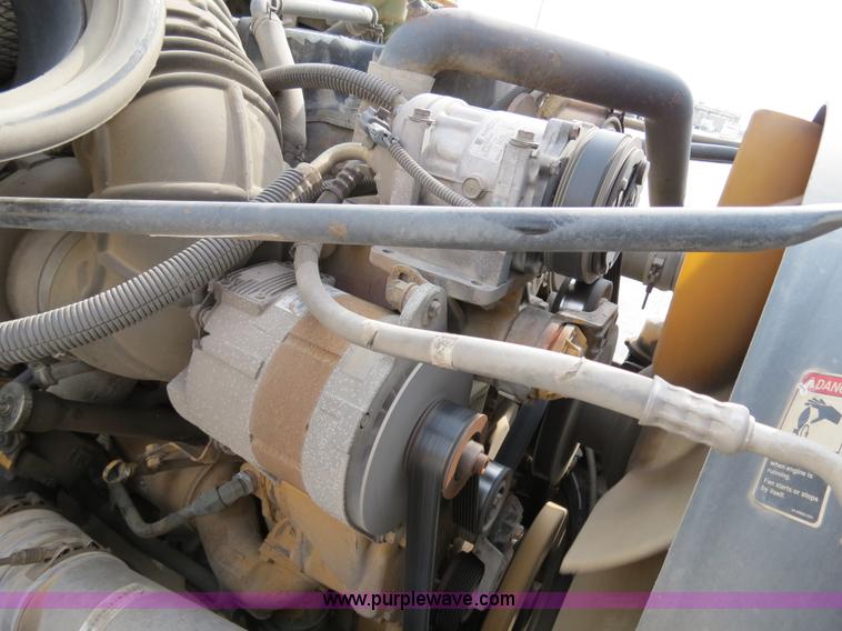 image for item B4571 2003 Freightliner Columbia semi truck