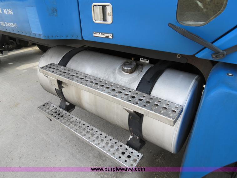 image for item B4571 2003 Freightliner Columbia semi truck