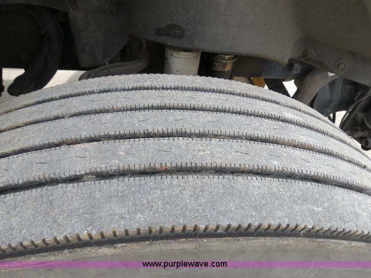 image for item B4571 2003 Freightliner Columbia semi truck