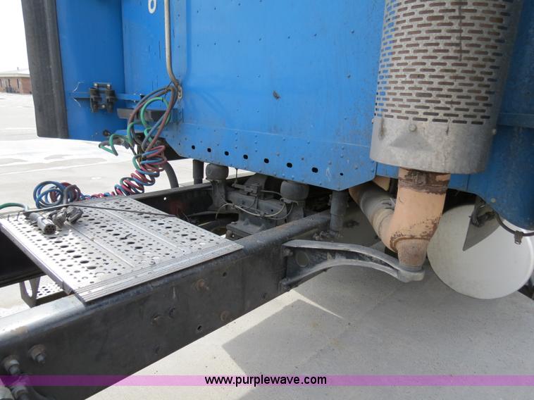 image for item B4571 2003 Freightliner Columbia semi truck