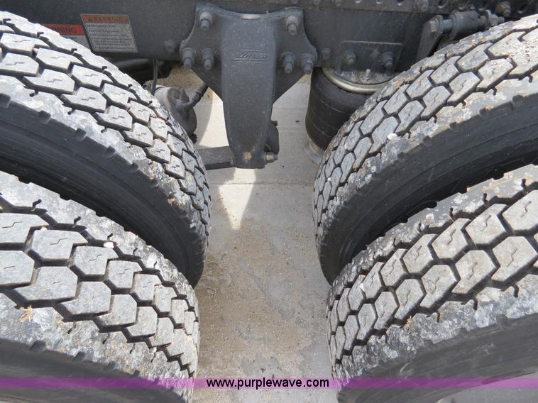 image for item B4571 2003 Freightliner Columbia semi truck