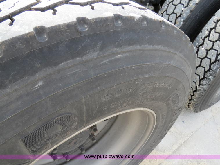 image for item B4571 2003 Freightliner Columbia semi truck