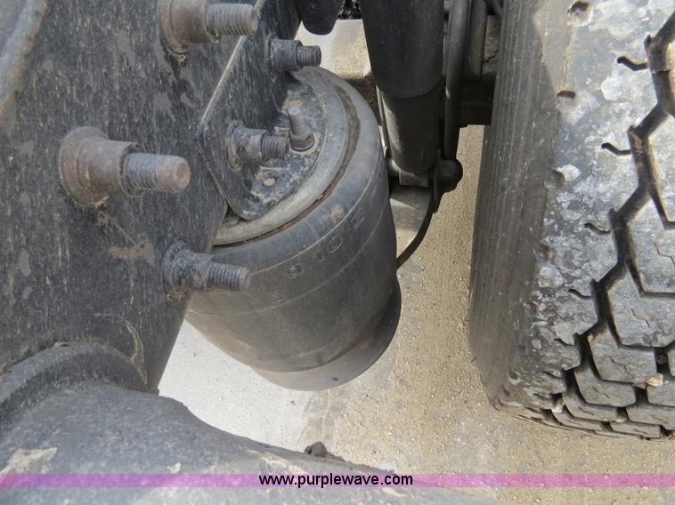 image for item B4571 2003 Freightliner Columbia semi truck