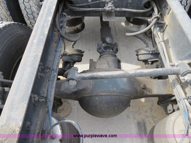 image for item B4571 2003 Freightliner Columbia semi truck