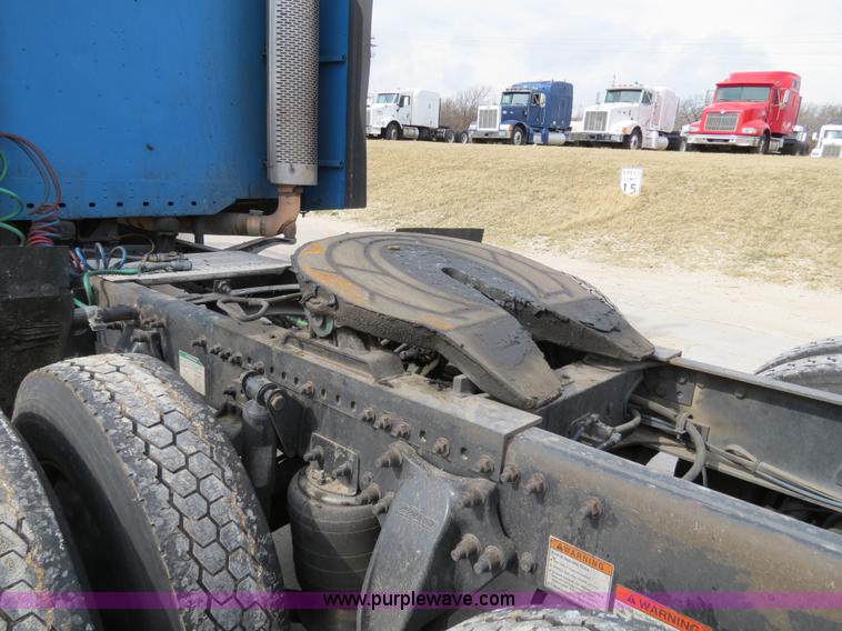 image for item B4571 2003 Freightliner Columbia semi truck