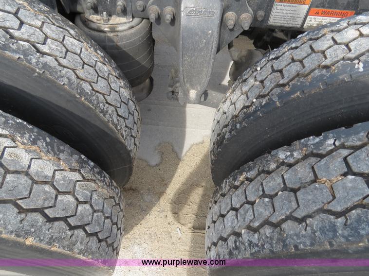 image for item B4571 2003 Freightliner Columbia semi truck