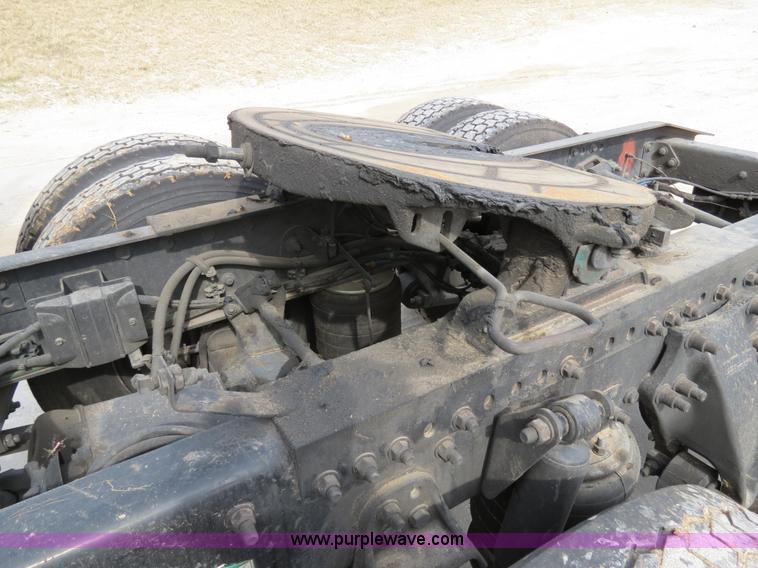 image for item B4571 2003 Freightliner Columbia semi truck