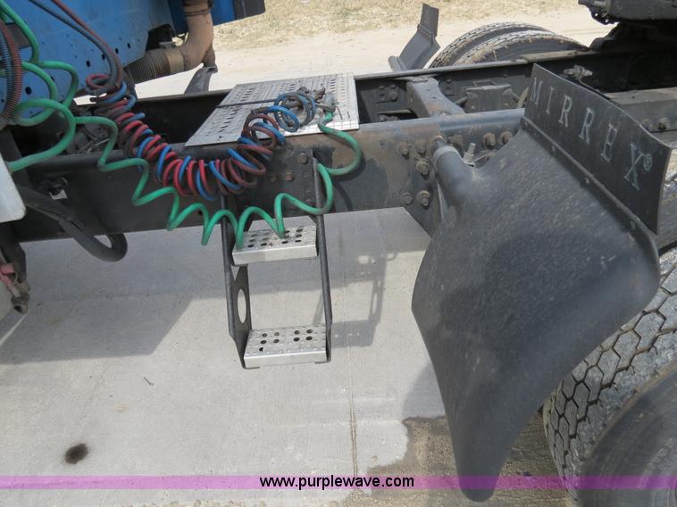 image for item B4571 2003 Freightliner Columbia semi truck