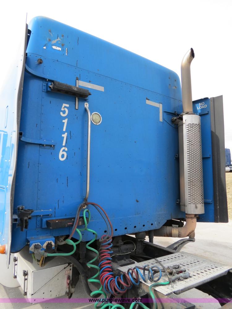 image for item B4571 2003 Freightliner Columbia semi truck