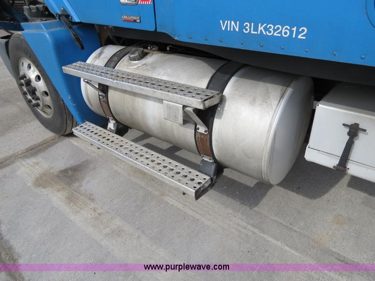 image for item B4571 2003 Freightliner Columbia semi truck