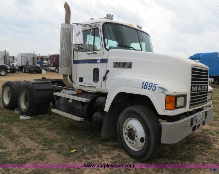 image for item B4572 1997 Mack CH613 Day Cab semi truck