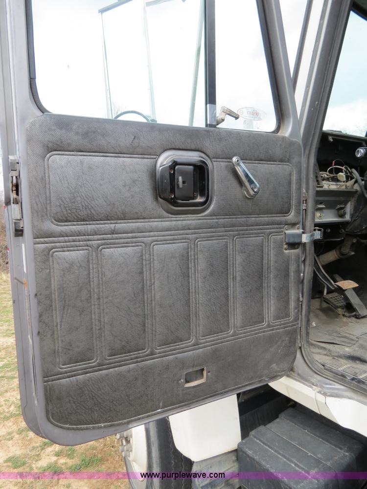 image for item B4572 1997 Mack CH613 Day Cab semi truck