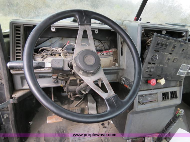 image for item B4572 1997 Mack CH613 Day Cab semi truck