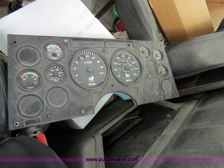 image for item B4572 1997 Mack CH613 Day Cab semi truck