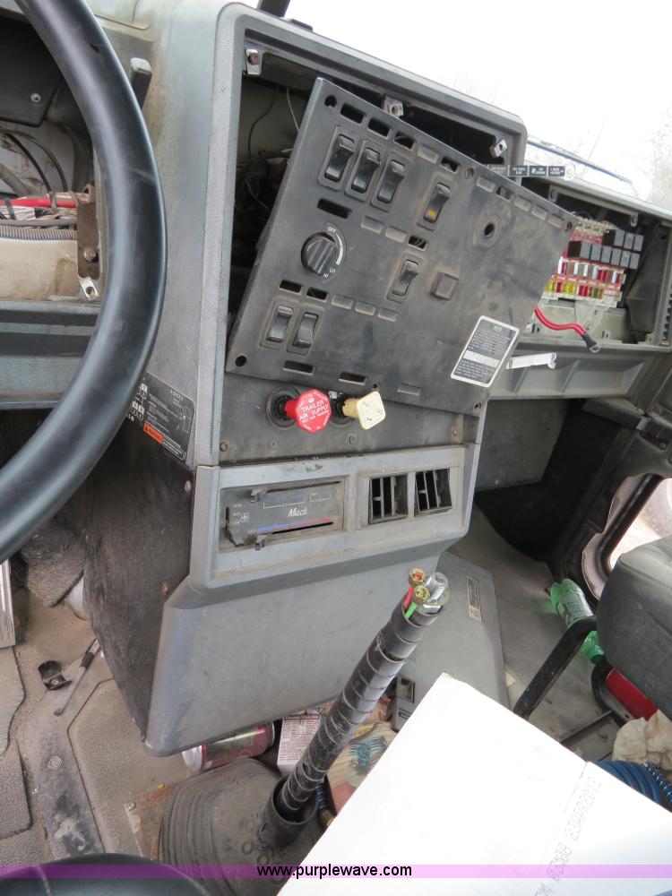 image for item B4572 1997 Mack CH613 Day Cab semi truck