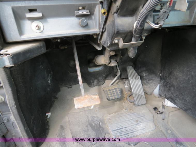 image for item B4572 1997 Mack CH613 Day Cab semi truck