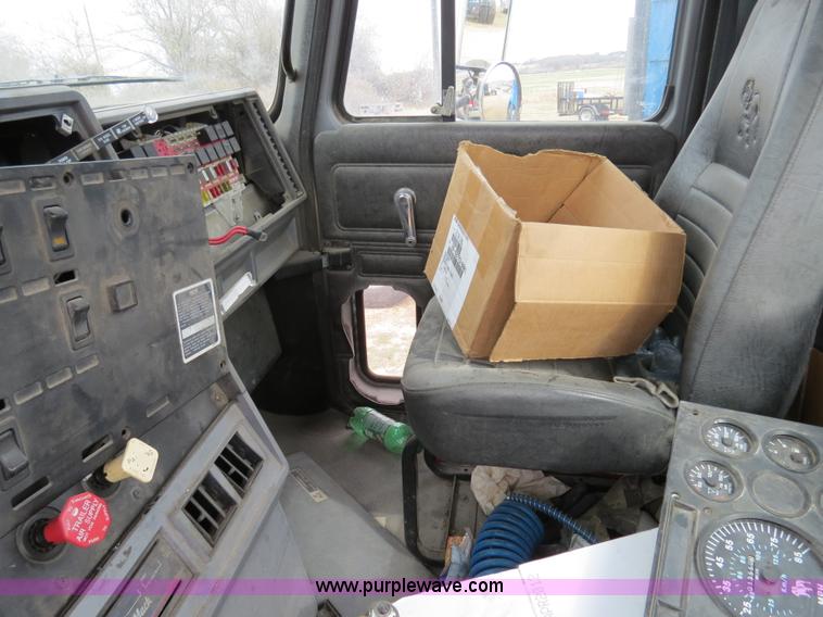 image for item B4572 1997 Mack CH613 Day Cab semi truck