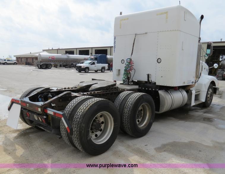 image for item B4573 1998 Peterbilt 377 semi truck