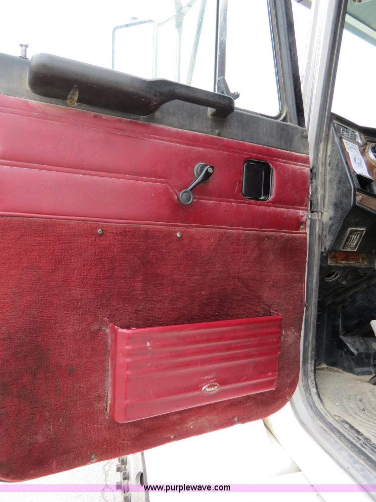 image for item B4573 1998 Peterbilt 377 semi truck