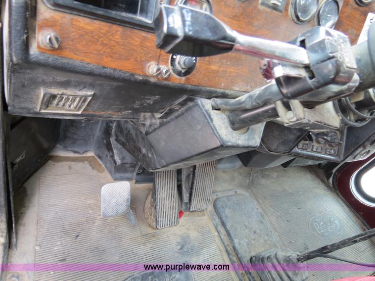 image for item B4573 1998 Peterbilt 377 semi truck