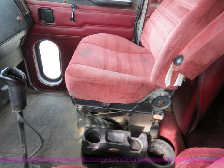 image for item B4573 1998 Peterbilt 377 semi truck