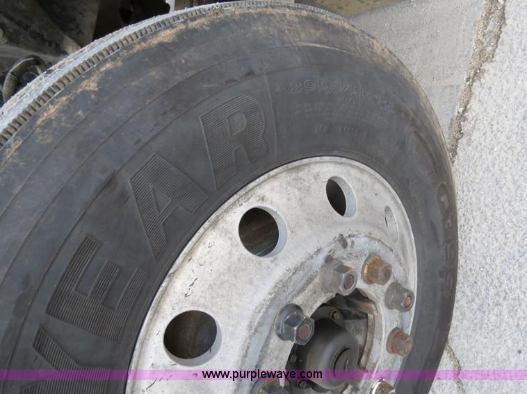 image for item B4573 1998 Peterbilt 377 semi truck