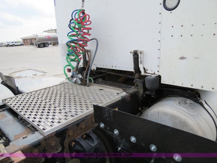 image for item B4573 1998 Peterbilt 377 semi truck