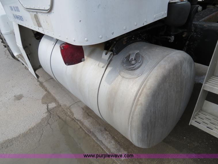 image for item B4573 1998 Peterbilt 377 semi truck