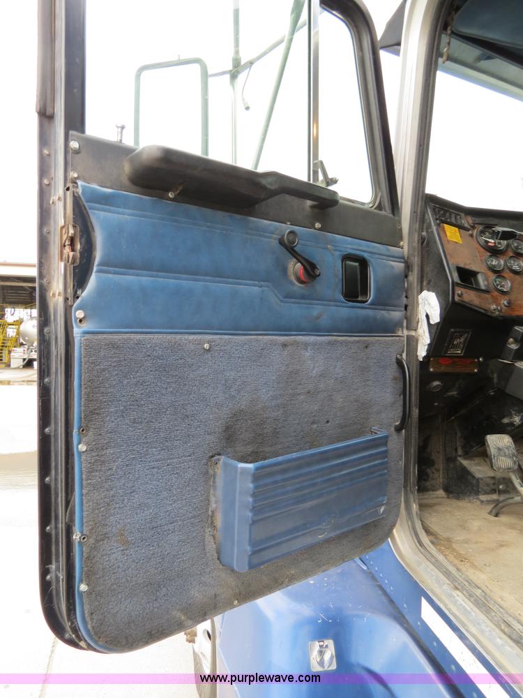 image for item B4574 1998 Peterbilt 377 semi truck