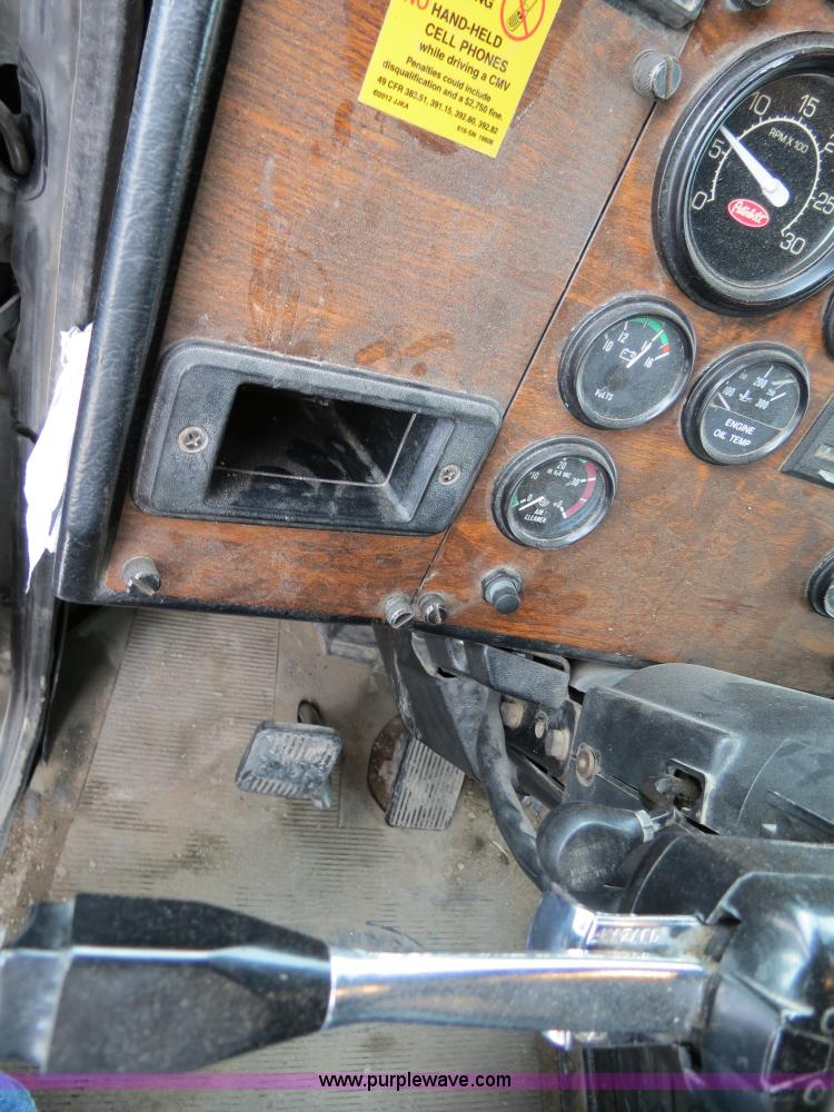 image for item B4574 1998 Peterbilt 377 semi truck