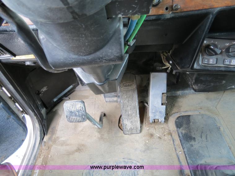 image for item B4574 1998 Peterbilt 377 semi truck